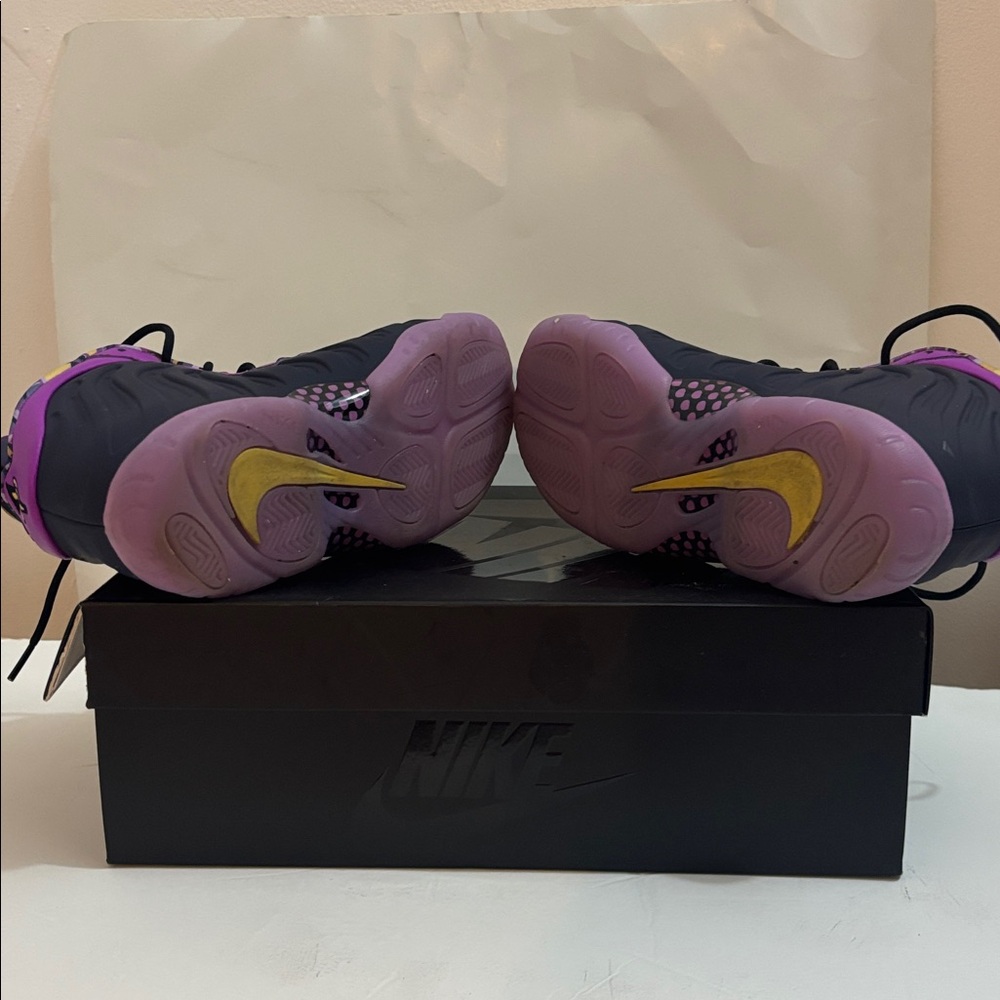 Purple and Black Nike Little POSITE ONE (GS). Size 7 youth . Fits a woman 8-1/2. - Picture 4 of 8